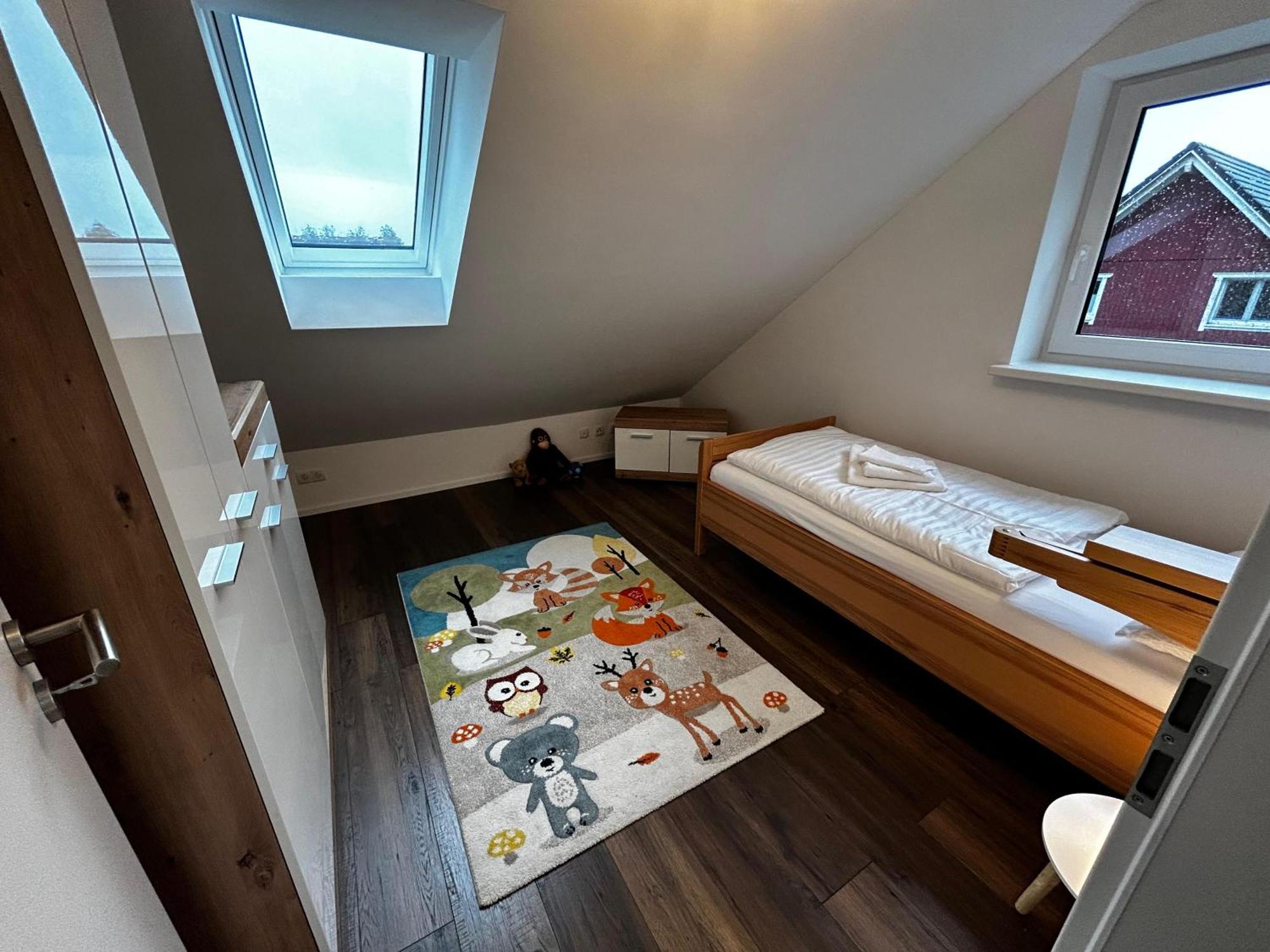 Moderne Ferienwohnung Fuer Familien Im Dachgeschoss Bosau Kültér fotó